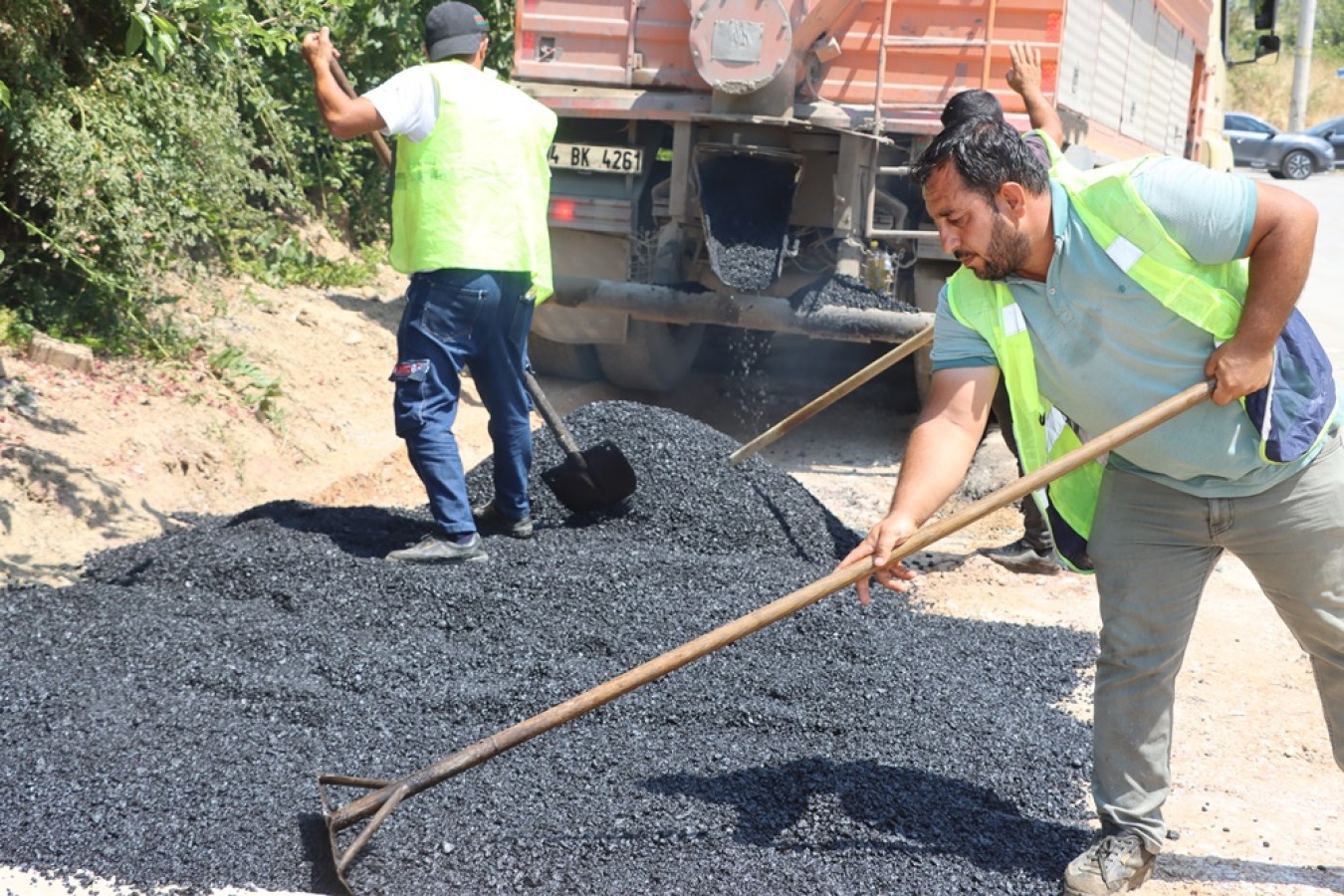 ŞEHİR MERKEZİNDE YOL BAKIM ÇALIŞMALARI DEVAM EDİYOR