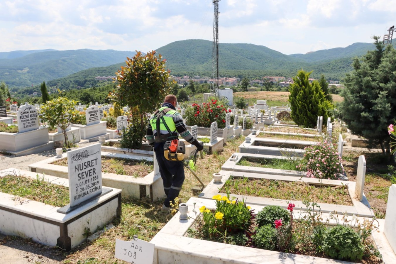 ŞEHİR MEZARLIĞINA BAYRAM DÜZENLEMESİ