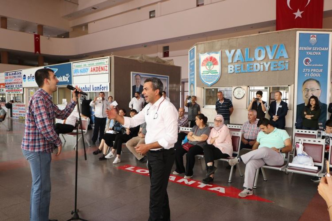 ŞİFAHANE KOROSUNUN TERMİNALDEKİ PROVASI BÜYÜK BEĞENİ TOPLADI