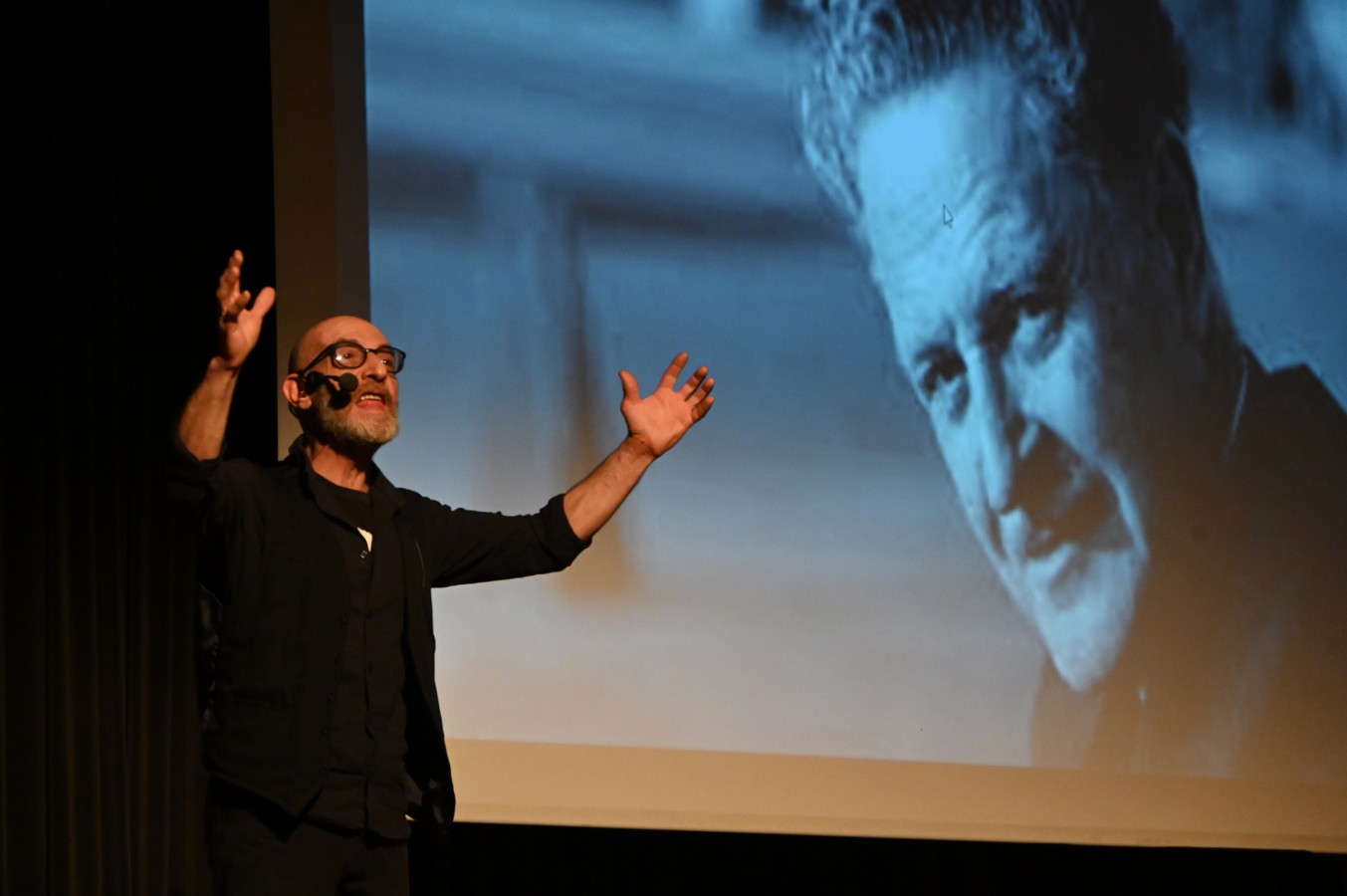 ŞİİRLERİN HİKAYELERİ DİNLEYİCİLERİ BÜYÜLEDİ