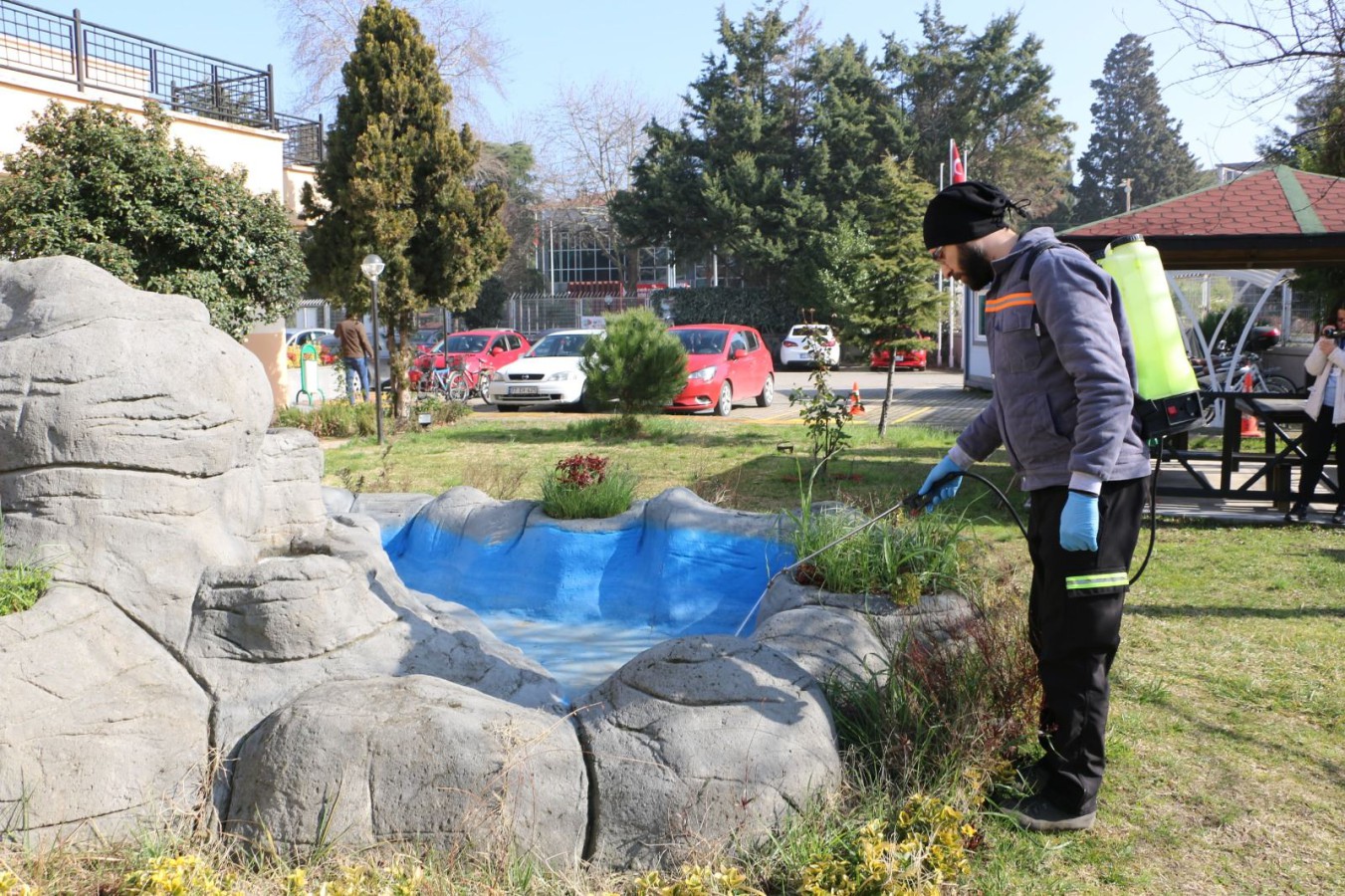 SİNEKLE MÜCADELE DEVAM EDİYOR