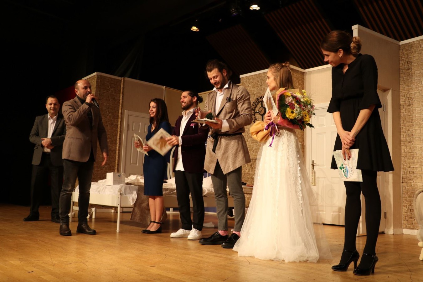 ‘SÜİT’ DAKİKALARCA ALKIŞLANDI