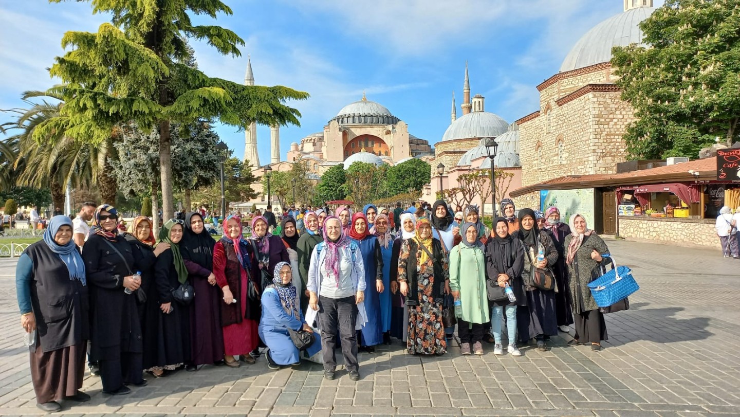 TARİHİ CAMİLERİ GEZDİLER