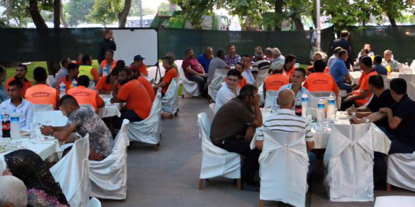 TEMİZLİK PERSONELİ İLE İFTARDA BULUŞTU