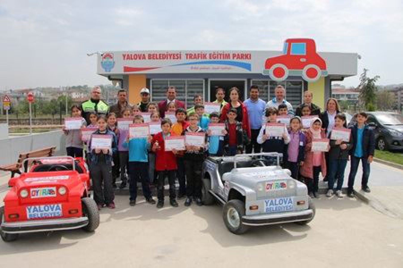 TRAFİK EĞİTİM PARKINDA ÖĞRENCİLER SERTİFİKALARINI ALMAYA DEVAM EDİYOR