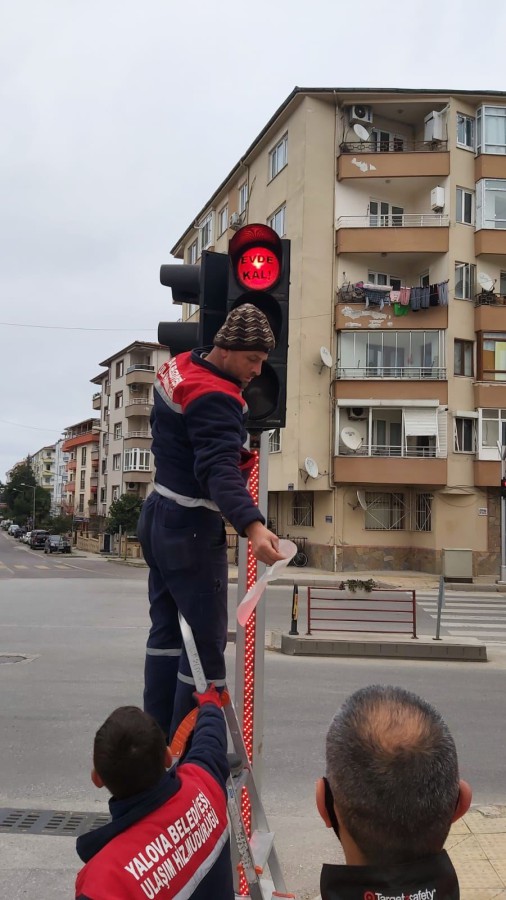 TRAFİK LAMBALARINDA EVDE KAL MESAJI