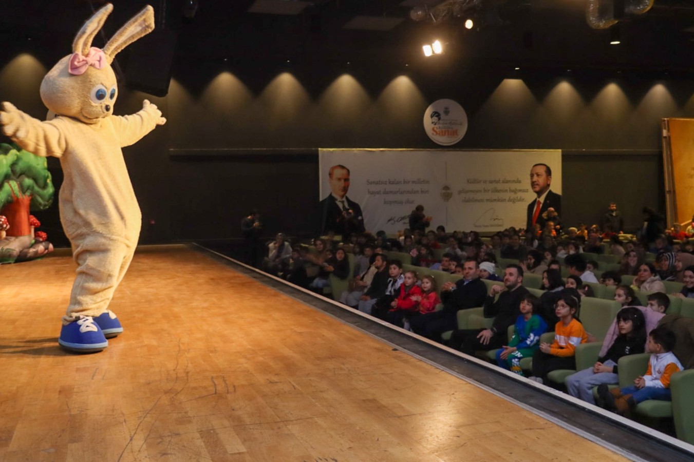 TUTUK, ORMANLAR KRALI ASLAN’I ÇOCUKLARLA BİRLİKTE İZLEDİ