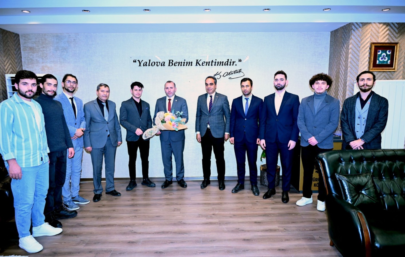 ULAŞIM SORUNU ÇÖZÜLEN KYK YURDU ÖĞRENCİLERİNDEN  BAŞKAN TUTUK’A TEŞEKKÜR ZİYARETİ