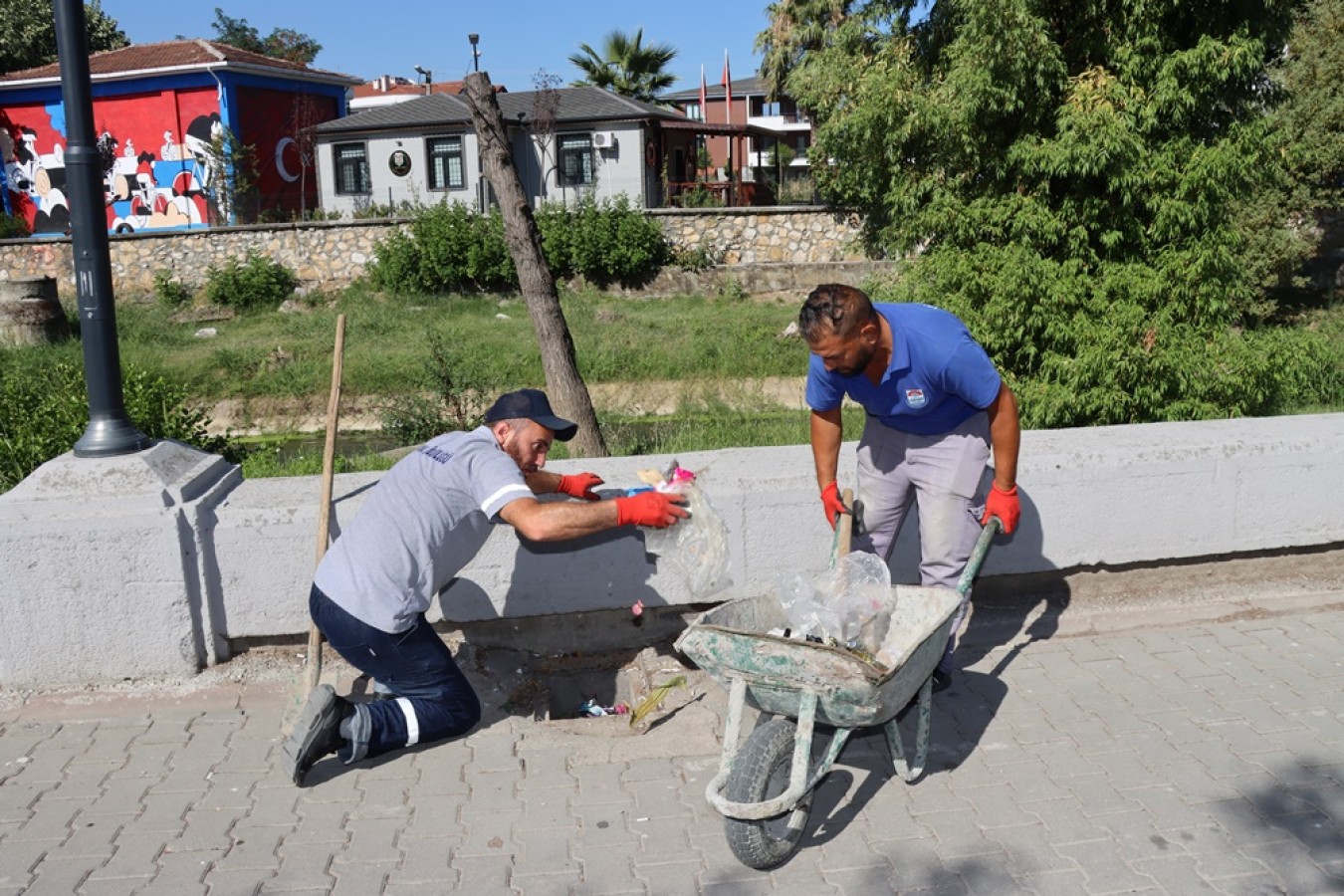 YAKLAŞAN SONBAHAR MEVSİMİ ÖNCESİ MAZGALLAR TEMİZLENİYOR