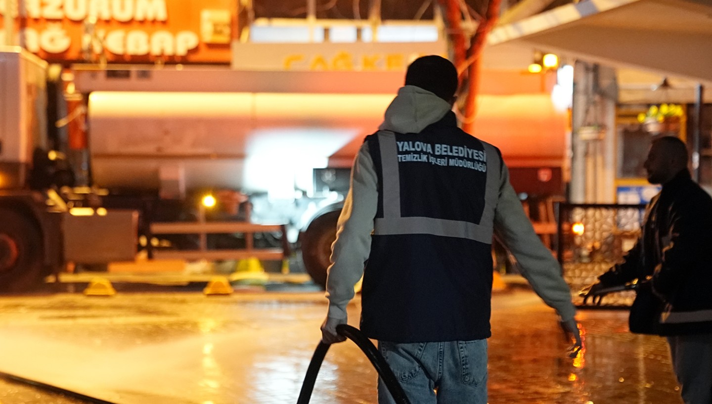 YALOVA BELEDİYESİ CAMİLERİ İLK TERAVİH'E YETİŞTİRDİ