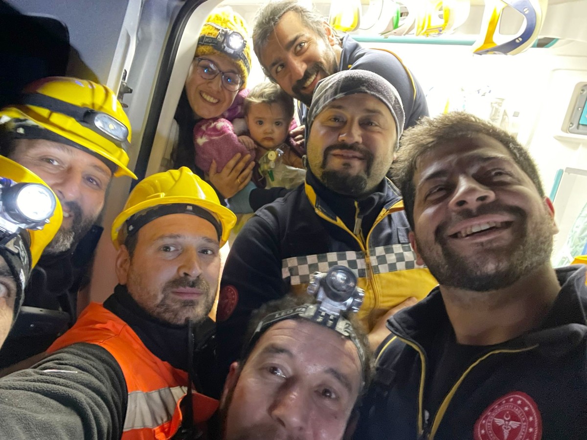 YALOVA BELEDİYESİ EKİPLERİ 9 AYLIK BEBEĞİ 68 SAAT SONRA ENKAZDAN ÇIKARTTI