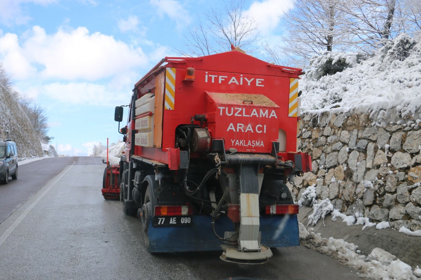 YALOVA BELEDİYESİ EKİPLERİ KAR İÇİN GÖREVE HAZIR