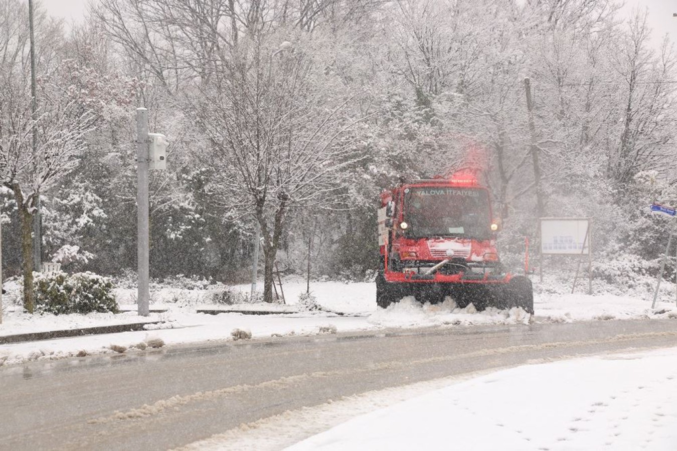 YALOVA BELEDİYESİ EKİPLERİ KAR KÜREME VE TUZLAMA ÇALIŞMASI YAPTI