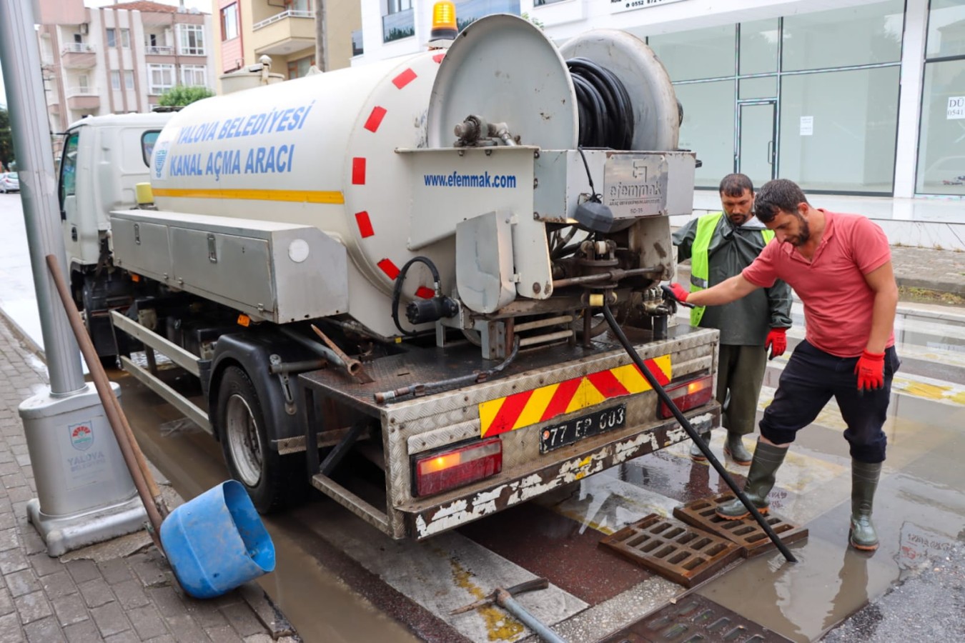 YALOVA BELEDİYESİ EKİPLERİNDEN ANINDA MÜDAHALE