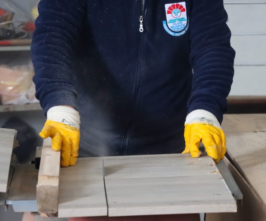 YALOVA BELEDİYESİ EV EŞYASI ATIKLARINI DÖNÜŞTÜRECEK YENİ YILDA KİMSE ÜŞÜMEYECEK