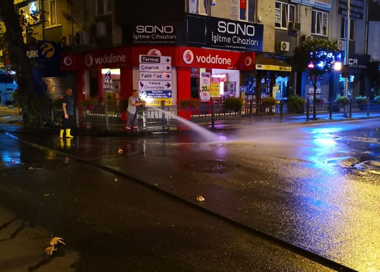 YALOVA BELEDİYESİ GECE GÜNDÜZ ÇALIŞIYOR