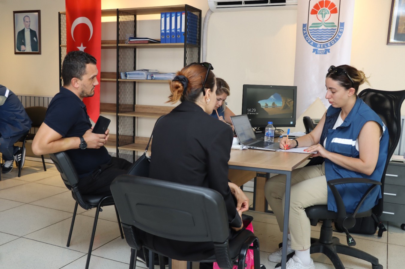 YALOVA BELEDİYESİ İSTİHDAM OFİSİ KÖPRÜ VAZİFESİ GÖRÜYOR