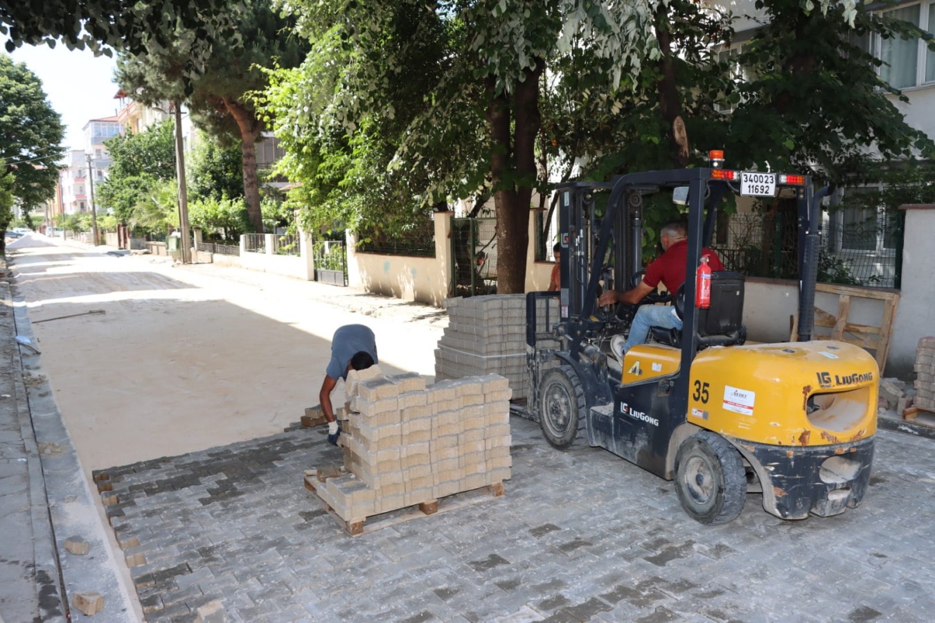 YALOVA BELEDİYESİ KALDIRIM VE YOLLARI YENİLİYOR