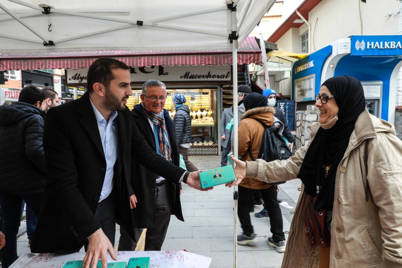 YALOVA BELEDİYESİ KANDİL NEDENİYLE VATANDAŞLARA SİMİT İKRAM ETTİ