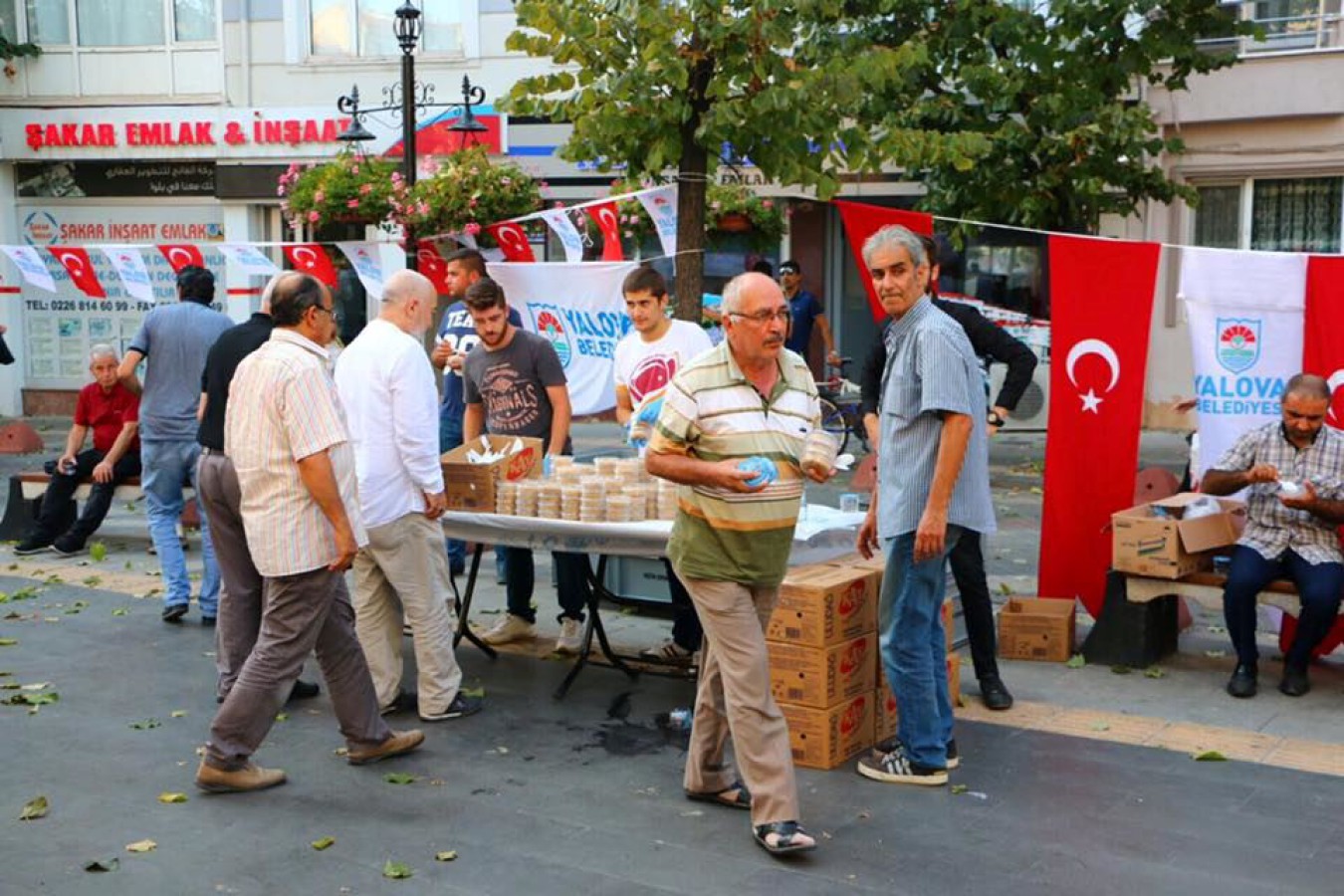 YALOVA BELEDİYESİ ŞEHİT VE GAZİLER İÇİN HELVA DAĞITTI