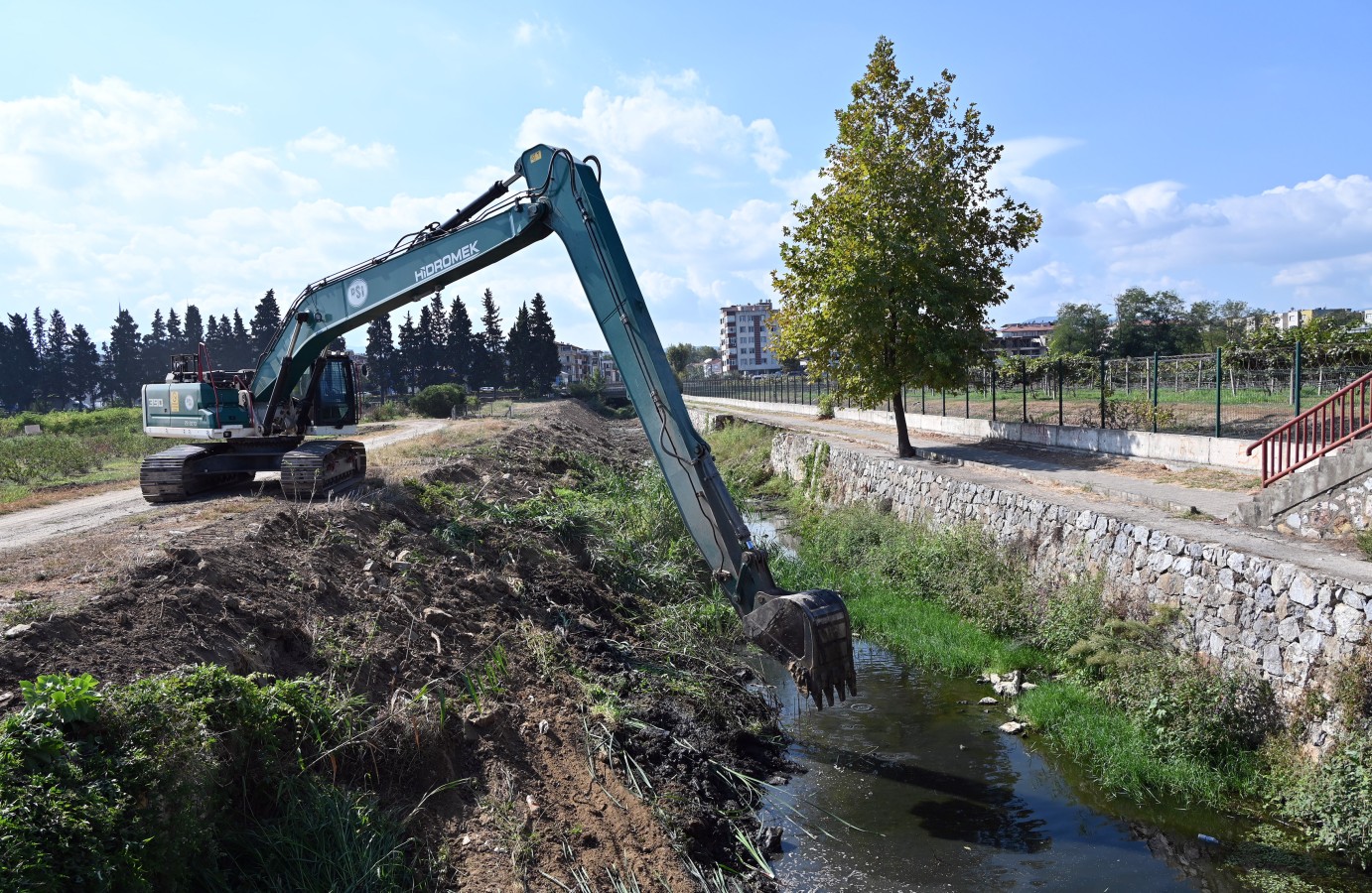 YALOVA BELEDİYESİ VE DSİ’DEN BALABAN DERESİ’NDE TEMİZLİK ÇALIŞMASI