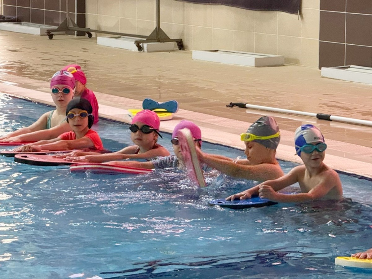 YALOVA BELEDİYESİ YAZ SPOR OKULLARI’NDA ÇOCUKLAR YÜZME ÖĞRENİRKEN EĞLENİYOR