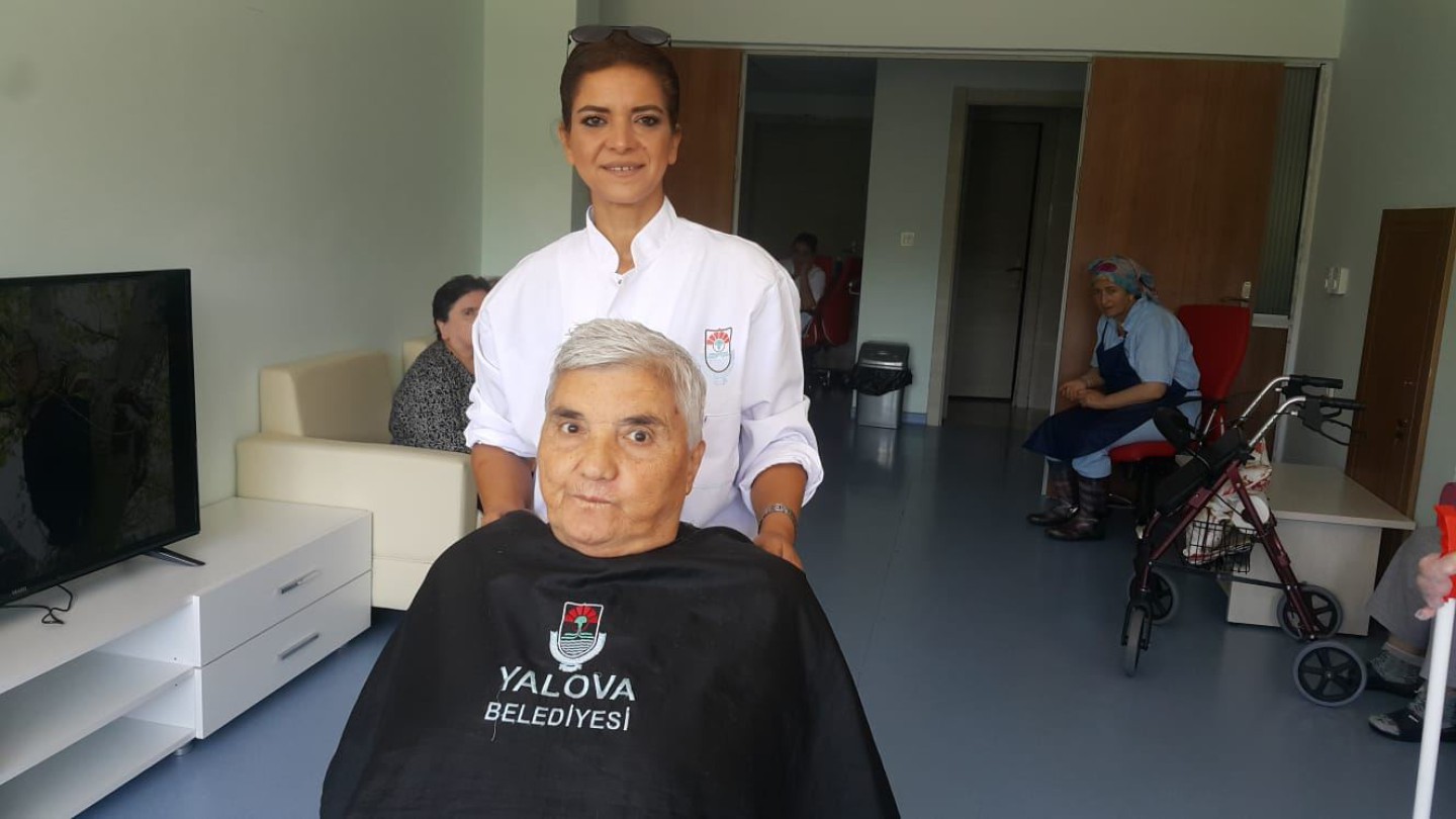 YALOVA BELEDİYESİ’NDEN BAYRAM ÖNCESİ YAŞLILARA KUAFÖR HİZMETİ