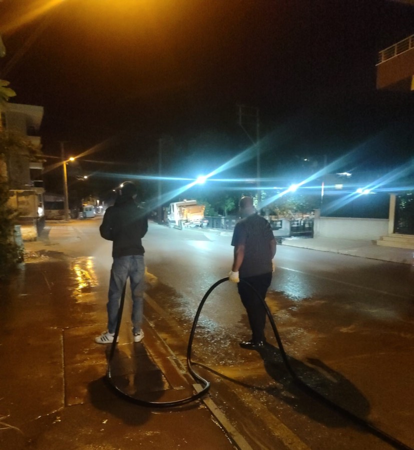 YALOVA BELEDİYESİ'NDEN GECE BOYU TEMİZLİK SEFERBERLİĞİ