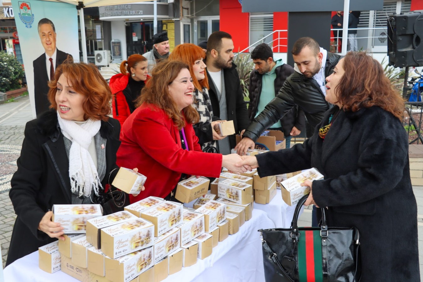 YALOVA BELEDİYESİ’NDEN KANDİL SİMİDİ VE LOKUM İKRAMI