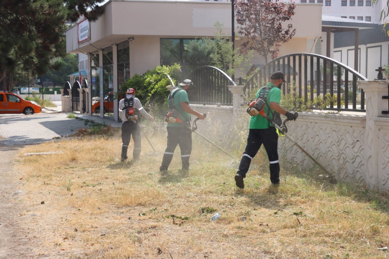 YALOVA BELEDİYESİ’NDEN KAPSAMLI OT BİÇME ÇALIŞMASI