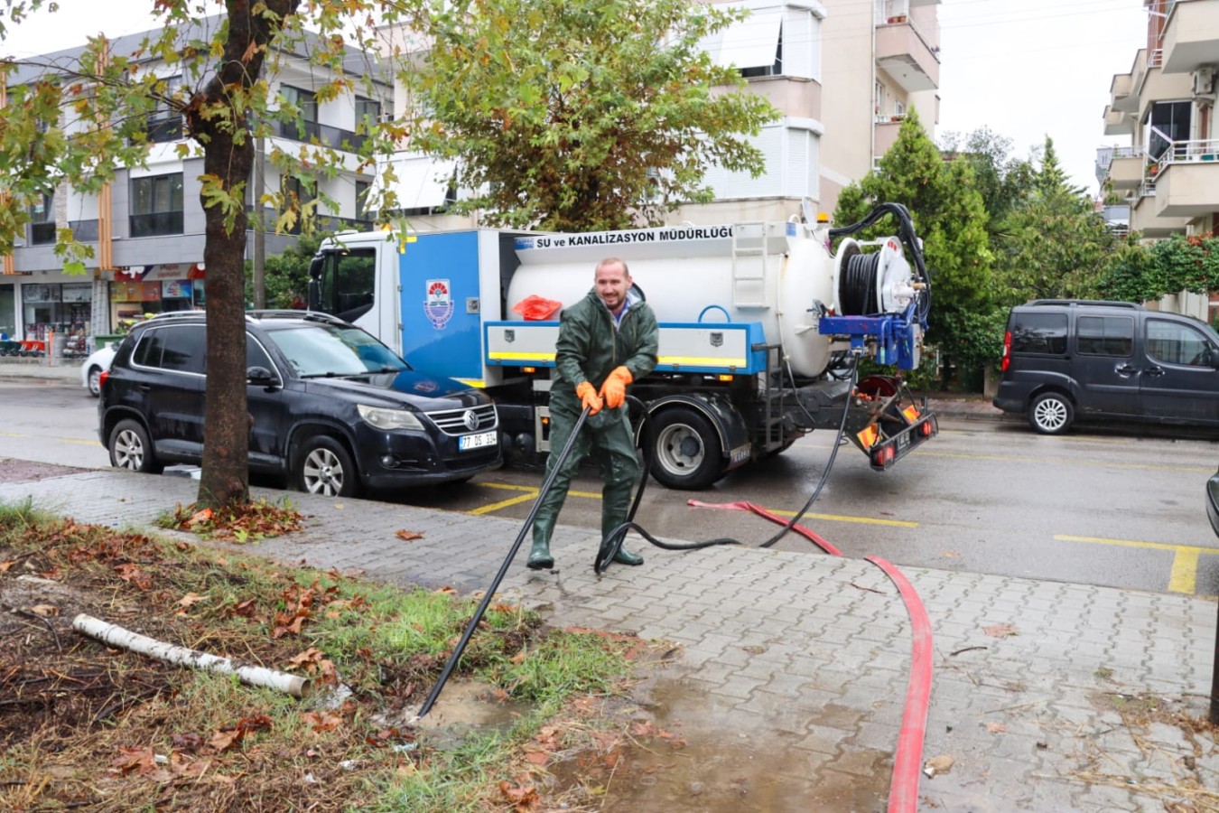 YALOVA BELEDİYESİ’NDEN SAĞANAK MESAİSİ