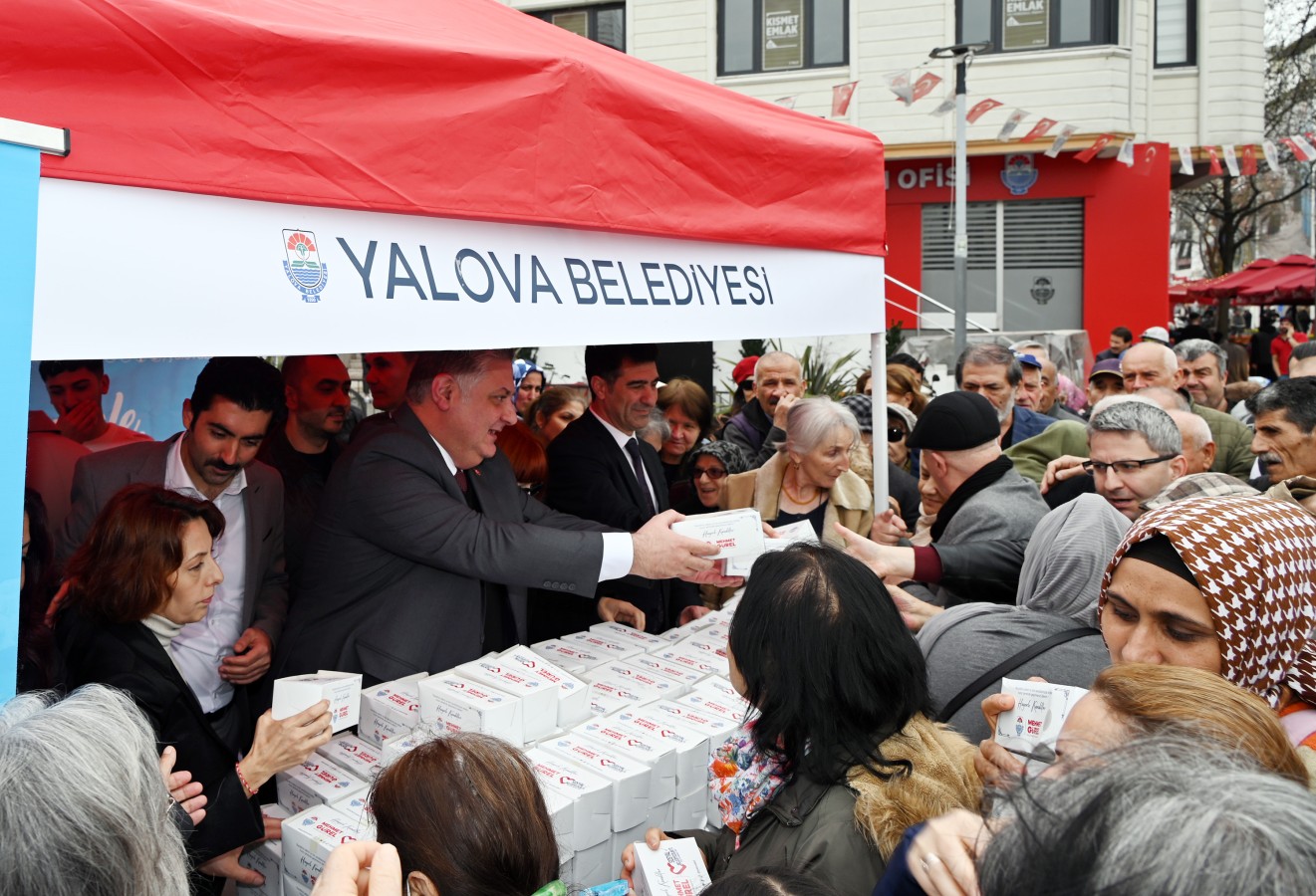 YALOVA BELEDİYESİ'NDEN VATANDAŞLARA KANDİL SİMİDİ İKRAMI