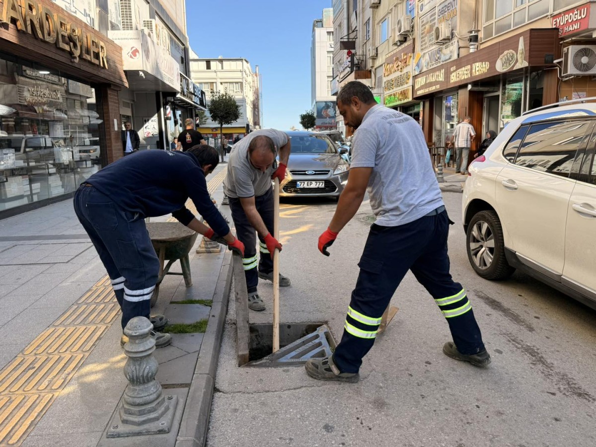 YALOVA BELEDİYESİ’NDEN YAĞMUR SUYU HATLARINDA YOĞUN TEMİZLİK ÇALIŞMASI