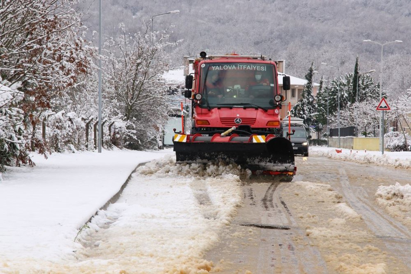 YALOVA PAŞAKENT MAHALLESİNDE KAR ETKİLİ OLDU