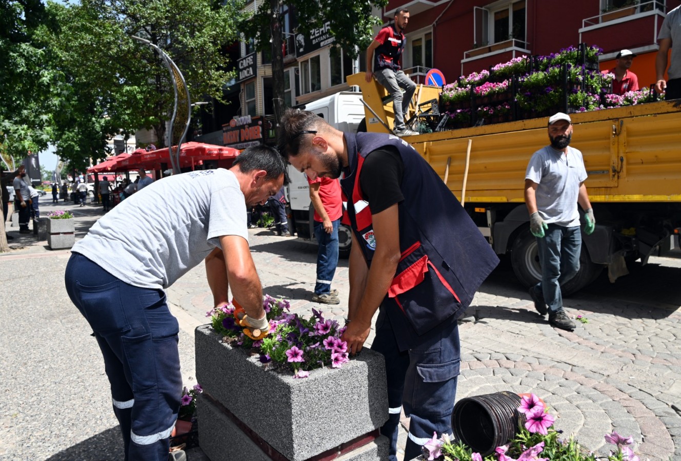 YALOVA SOKAK VE CADDELERİ BAYRAMA HAZIRLANIYOR