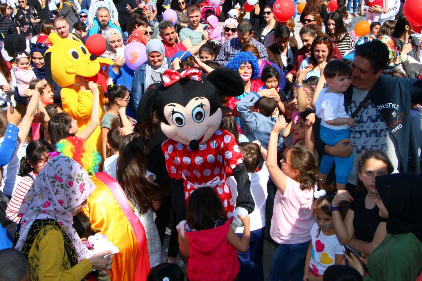 YALOVA’NIN ÇOCUKLARI ‘ÇOCUK ŞENLİĞİ’NDE DOYASIYA EĞLENDİ