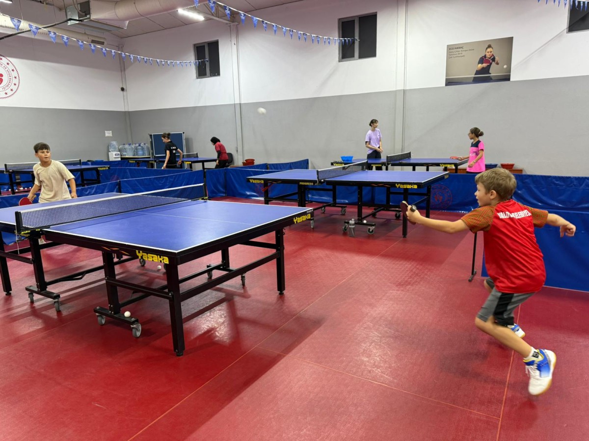 YAZ SPOR OKULLARINDA MASA TENİSİ İLGİ ODAĞI