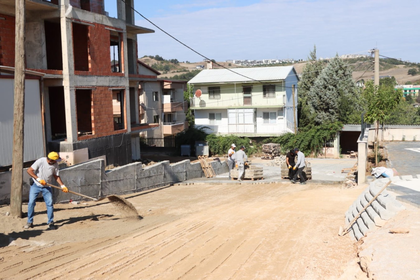 YENİ PARKE YOL ÇALIŞMALARI DEVAM EDİYOR