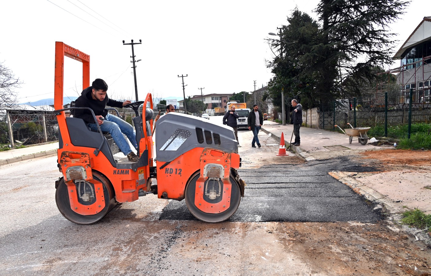 YOL VE KALDIRIM ÇALIŞMALARIMIZ KENT GENELİNDE SÜRÜYOR