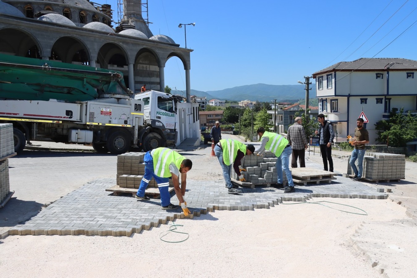 YUNUS EMRE CADDESİNDE PARKE DİZİMİ TAMAMLANDI