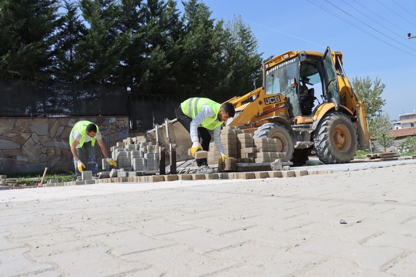 YUNUS EMRE CADDESİNDE PARKELER YENİLENİYOR