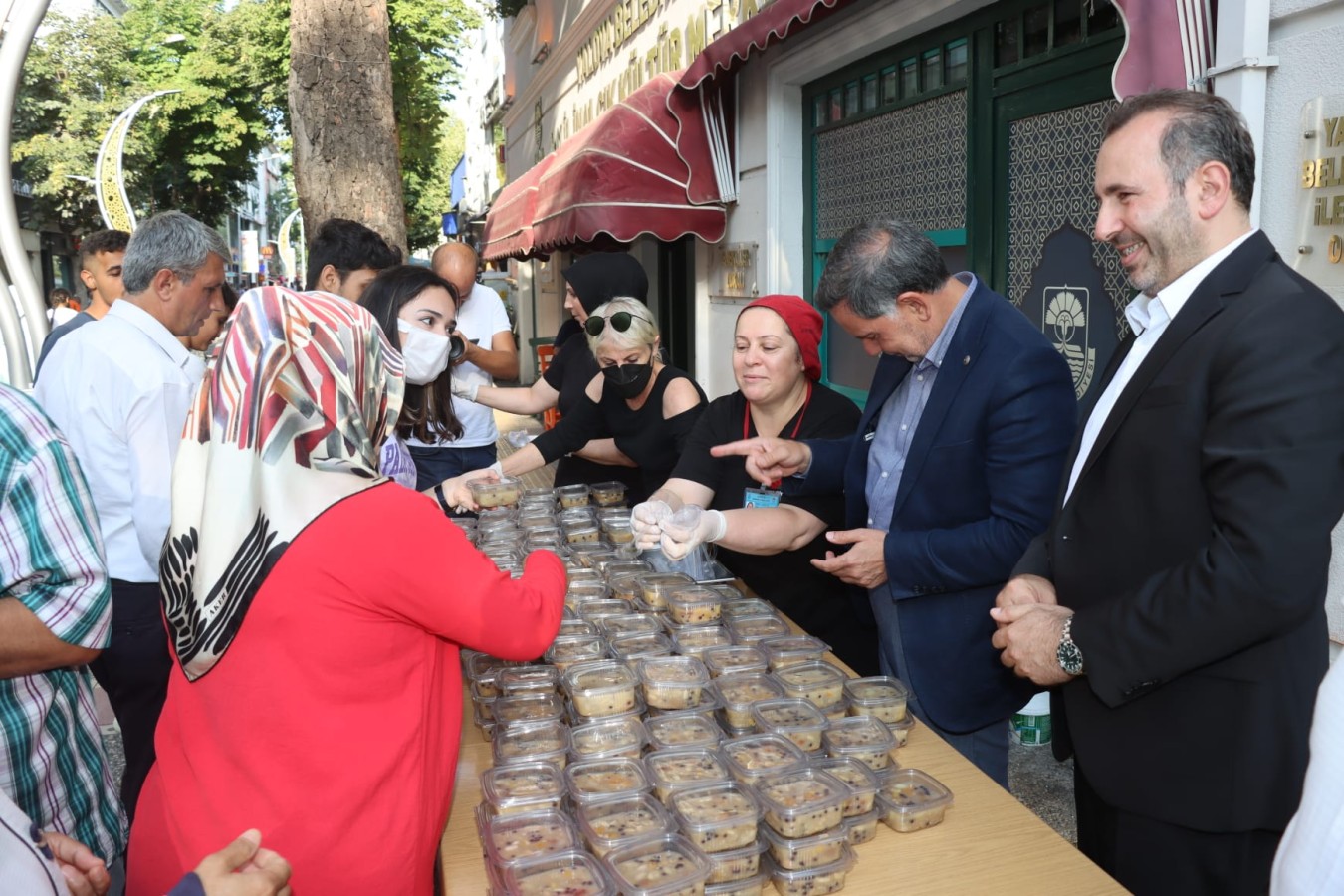 ZENBİLCİ VE TUTUK AŞURE DAĞITTI